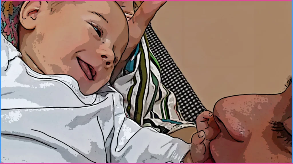 2 hónapos baba Apukájával játszik