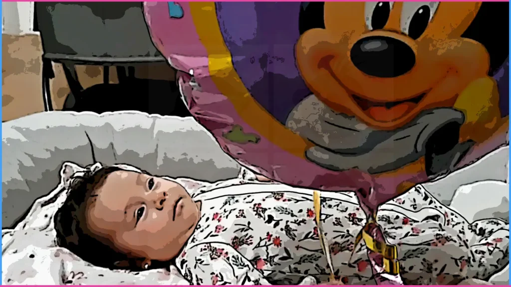 2 hónapos baba lufival a kezében