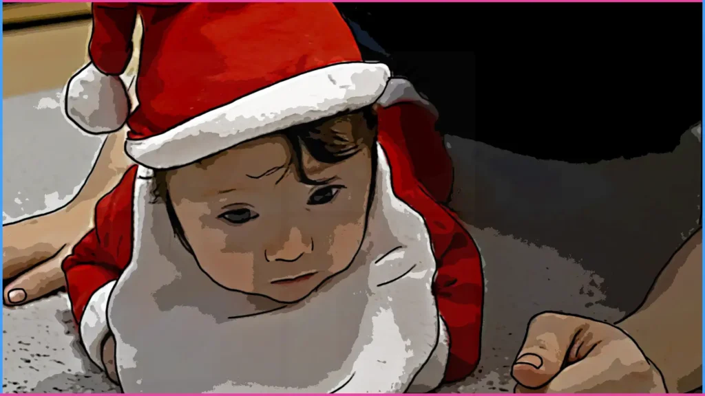 3 hónapos kisbaba mikulás jelmezben hasal