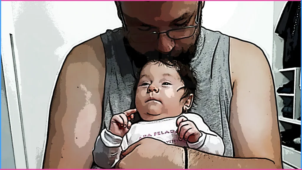 Kisbaba apukája ölelő karjaiban