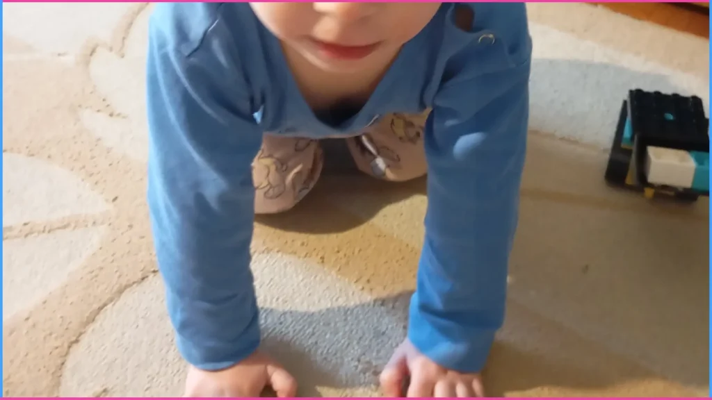 Állati móka. Kisfiú kutyust utánoz