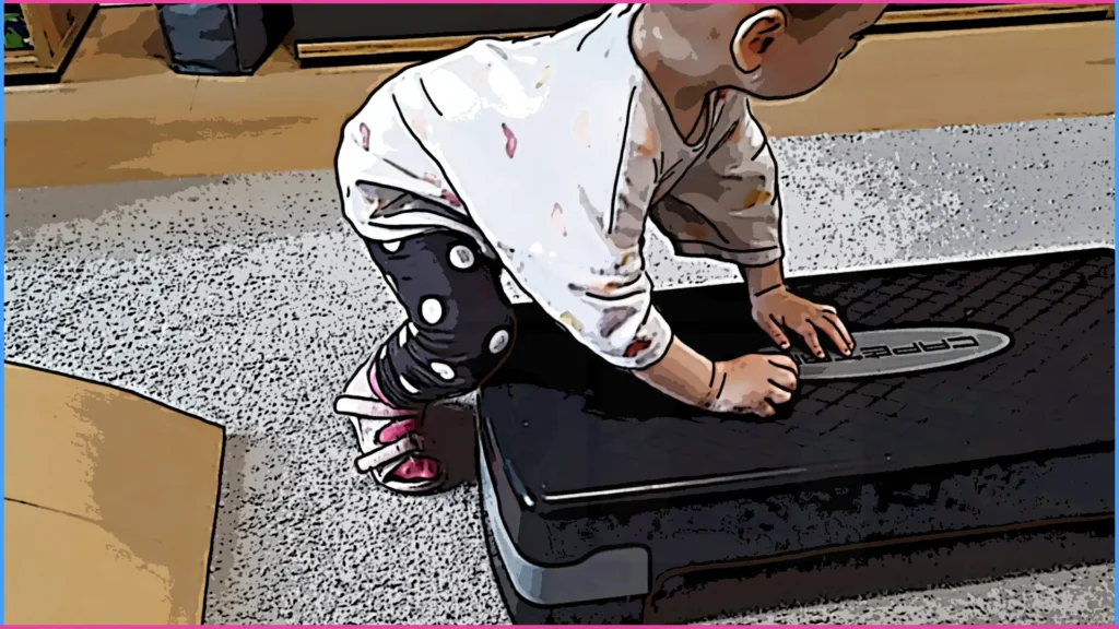 Egy-másfél éves gyermek guggol