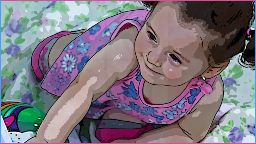 11 hónapos baba virágos ruhában térdel