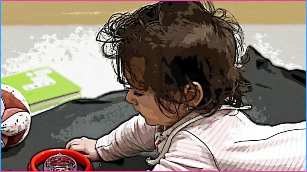 7 hónapos baba hason fekve támaszkodik