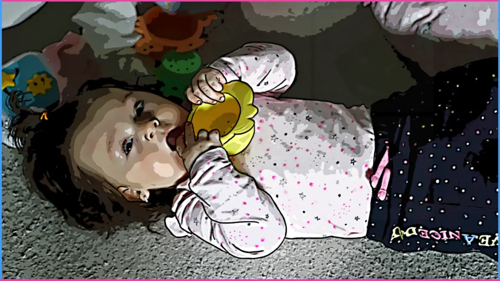 9 hónapos baba játékkal a szájában