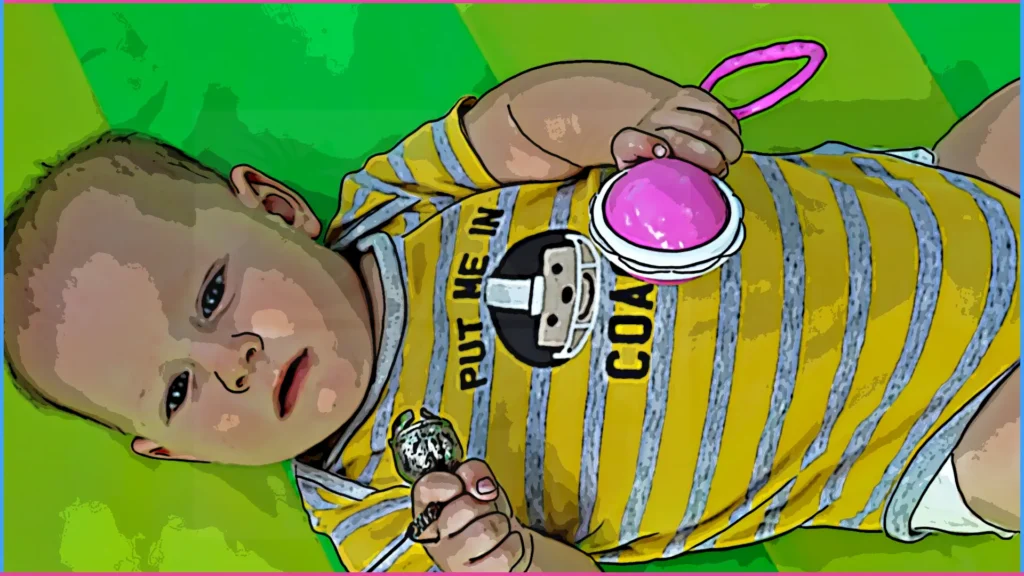 8 hónapos baba kezében a játékaival