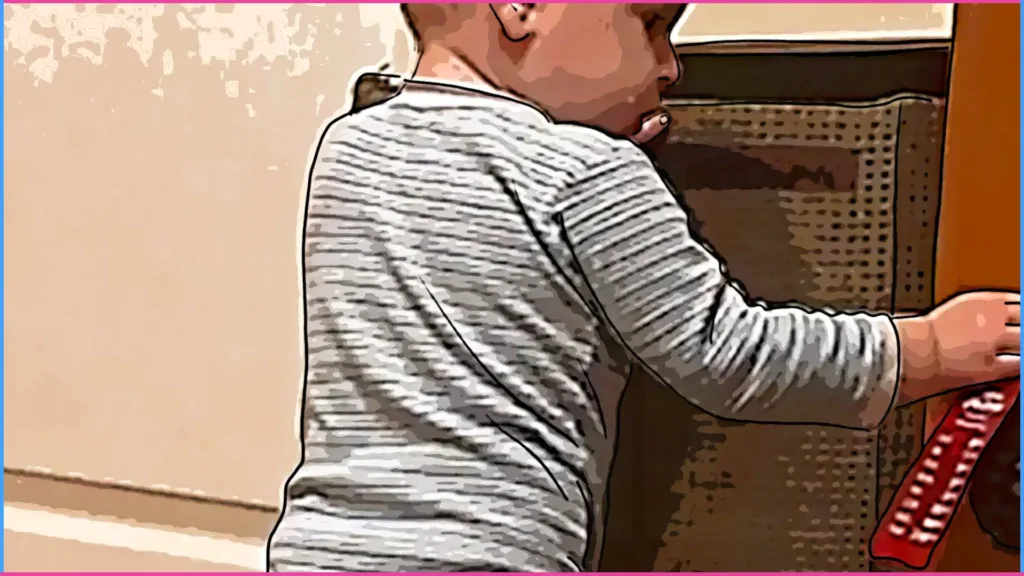 11 hónapos kisgyermek egyedül próbálja leszedni az ajtódíszt