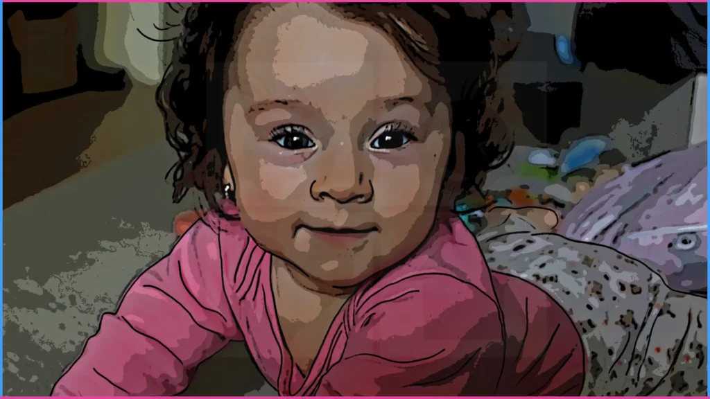 8 hónapos baba hason fekve, karjain támaszkodva mosolyog