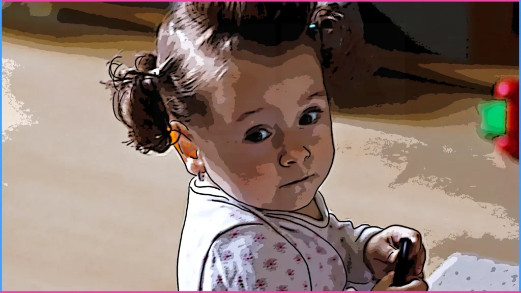 11 hónapos baba játékkal a kezében figyel