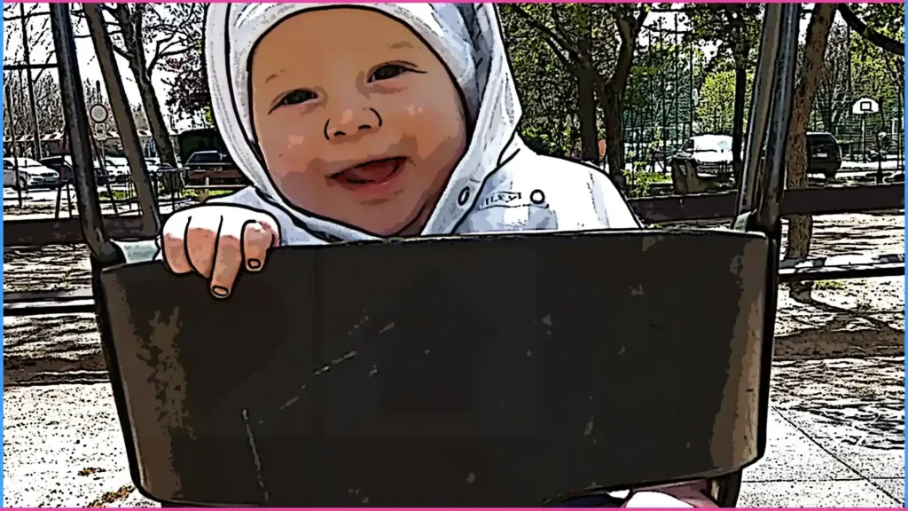 5 hónapos kisbaba hintában ül