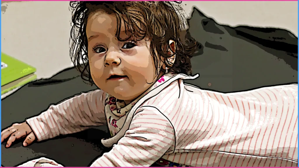 8 hónapos baba hason fekvésben támaszkodik