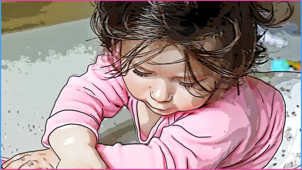 8 hónapos baba hason fekve nézelődik a szőnyegen