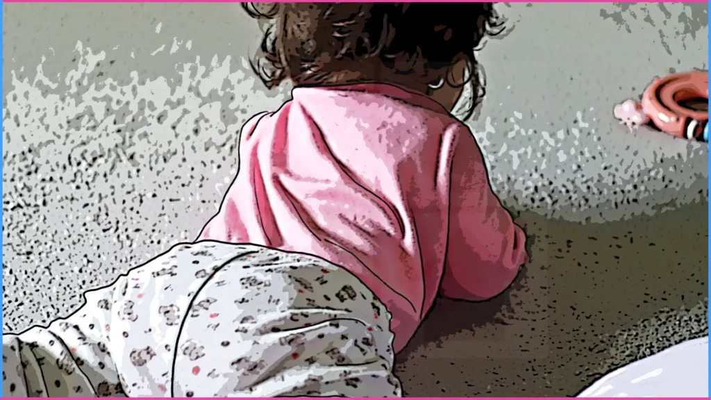 8 hónapos baba hason fekve könyököl