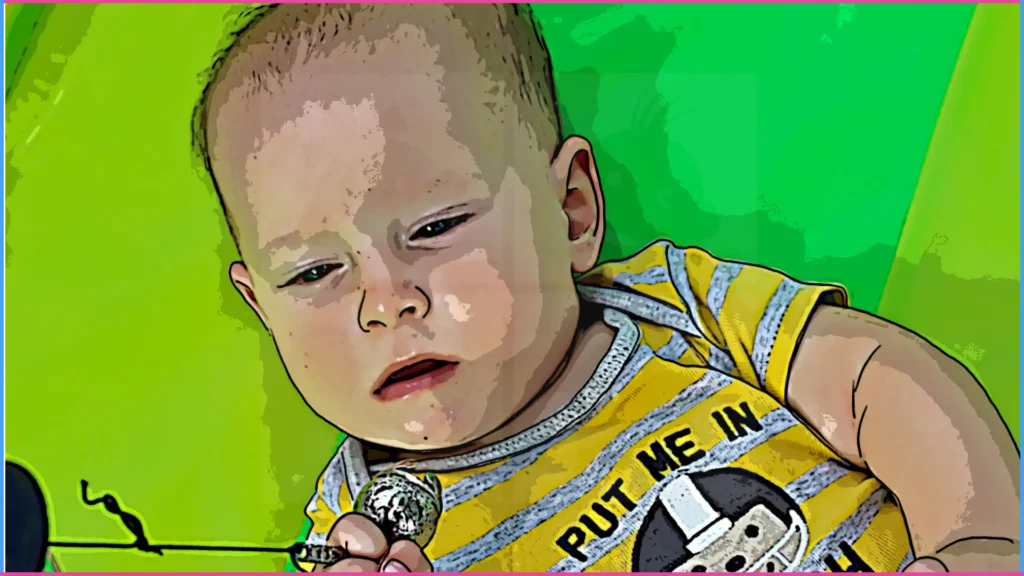 8 hónapos baba madzaggal játszik