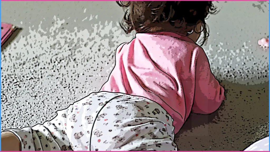 8 hónapos baba hason fekve nézelődik