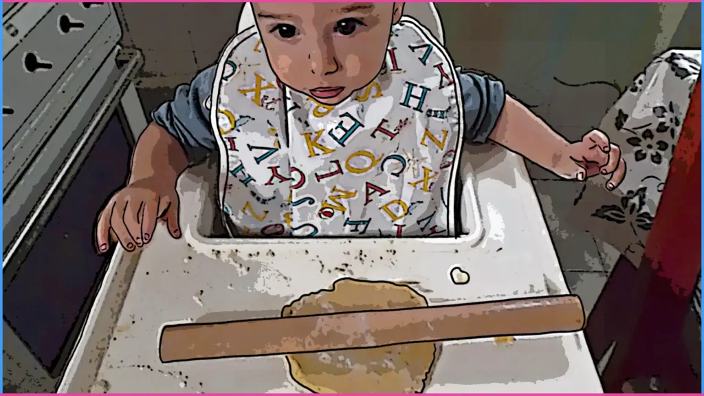 Egy-másfél éves gyerek tésztával játszik