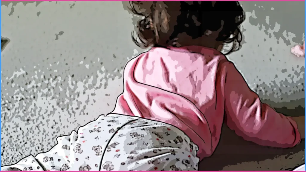 8 hónapos baba próbál négykézlábra állni