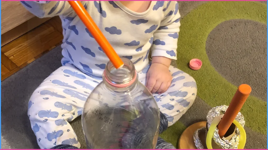 Bedobós játékok - Kisfiú filcet dobál palackba