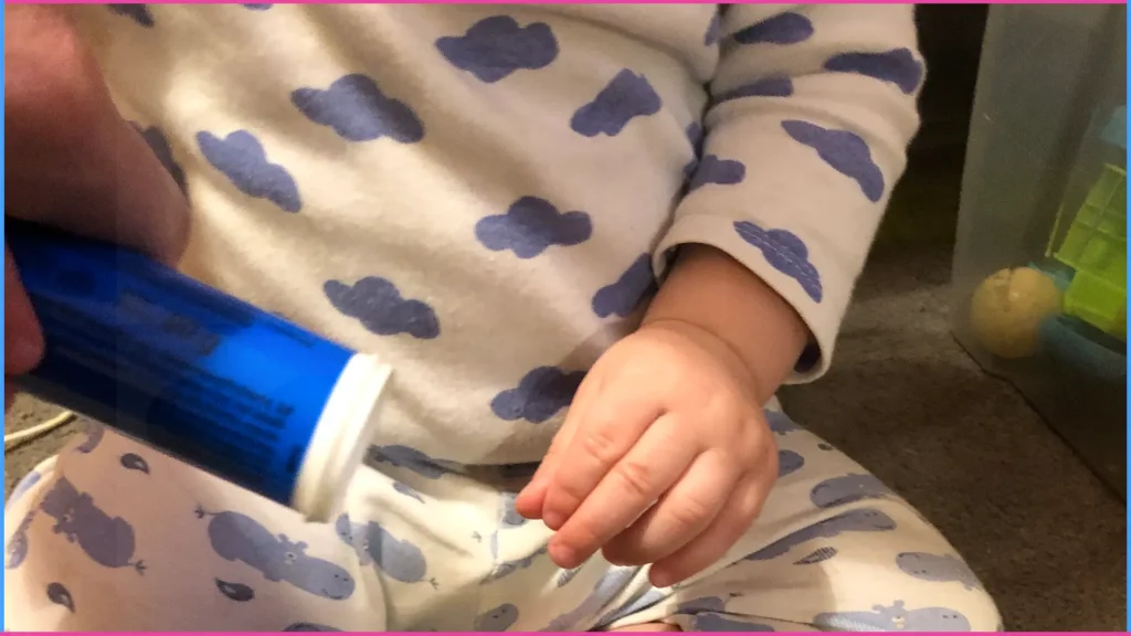 Kisgyermek várja, hogy a henger kiessen a tubusból