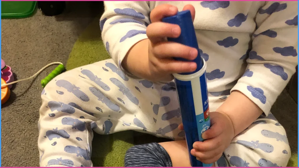 Kisfiú hengert tesz pezsgőtablettás tubusba