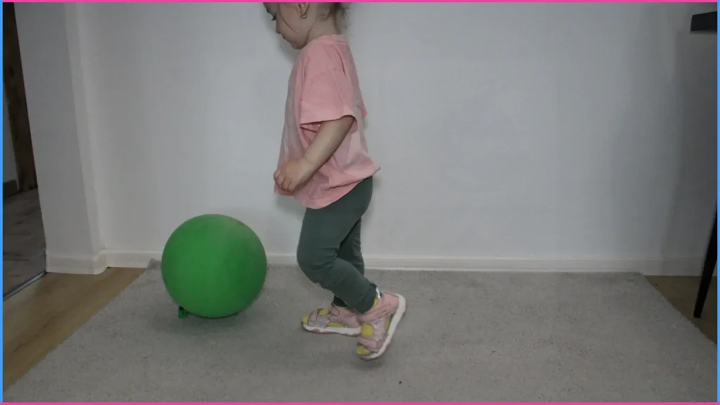 Focizás, labdával lufival. Játék 1 éveseknek