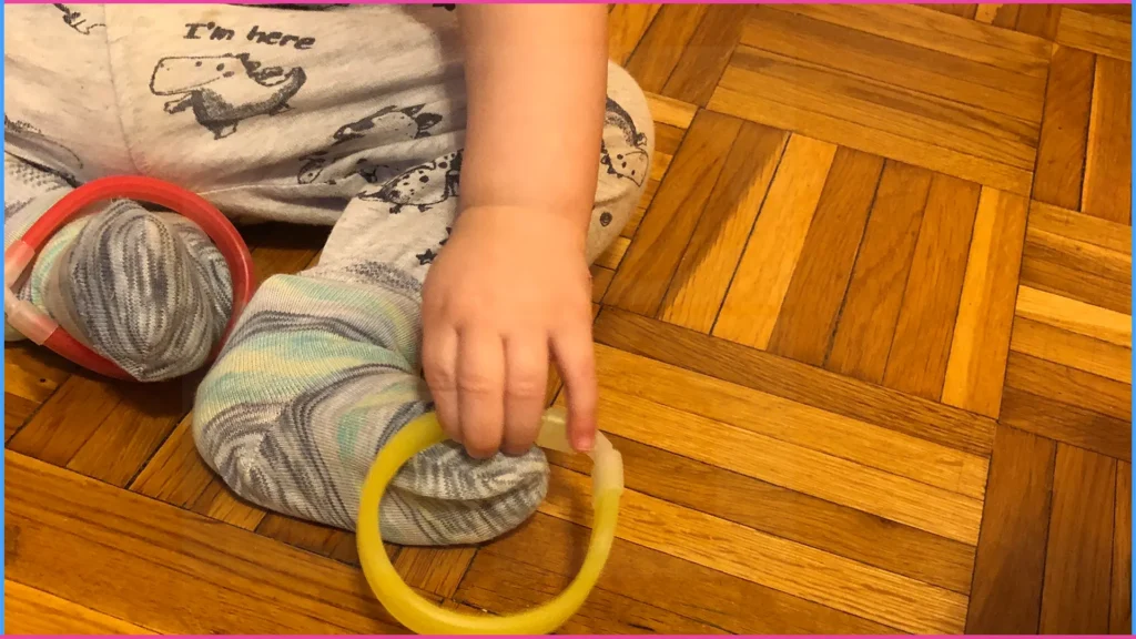 Kisfiú karikát húz a lábára