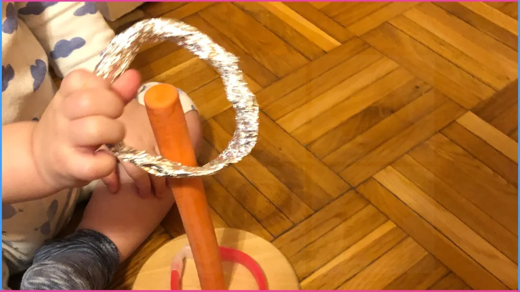 Játék alufólia karikával