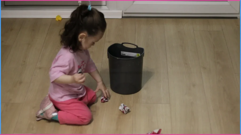 A kis segítő. Önállósodást segítő játék.