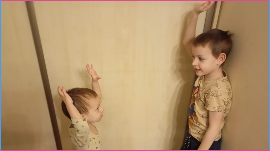 Csináld utánam. Memória fejlesztő mozgásos játék 2,5-3 éveseknek 