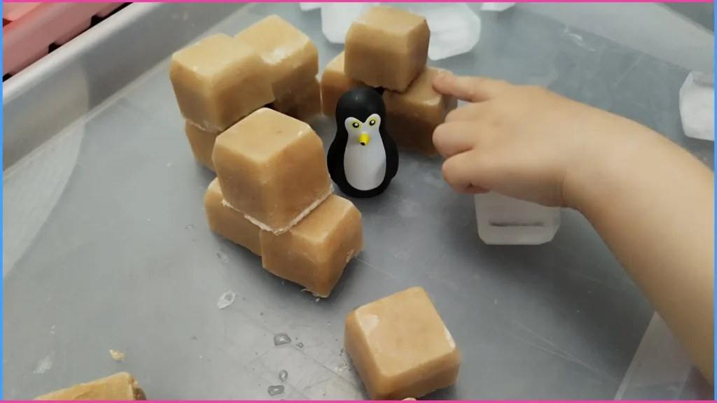 Építsünk iglut. Tapintásos játék jégkockával 