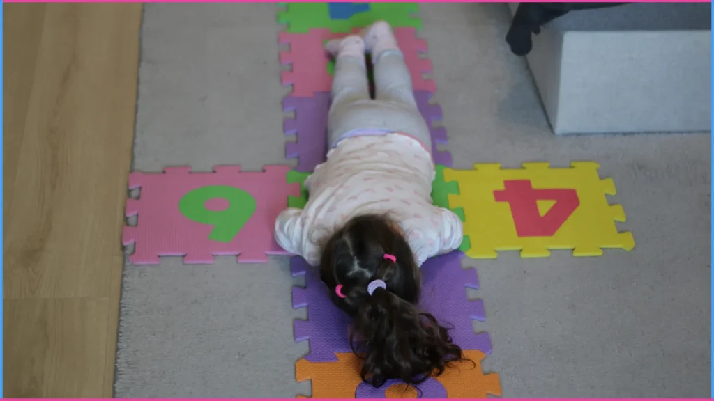 Simon mondja játék a figyelem fejlesztésére 