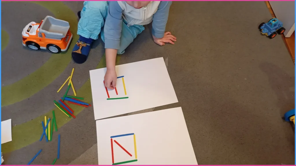 Formakirakó pálcikákkal a síkbeli tájékozódás fejlesztésére 