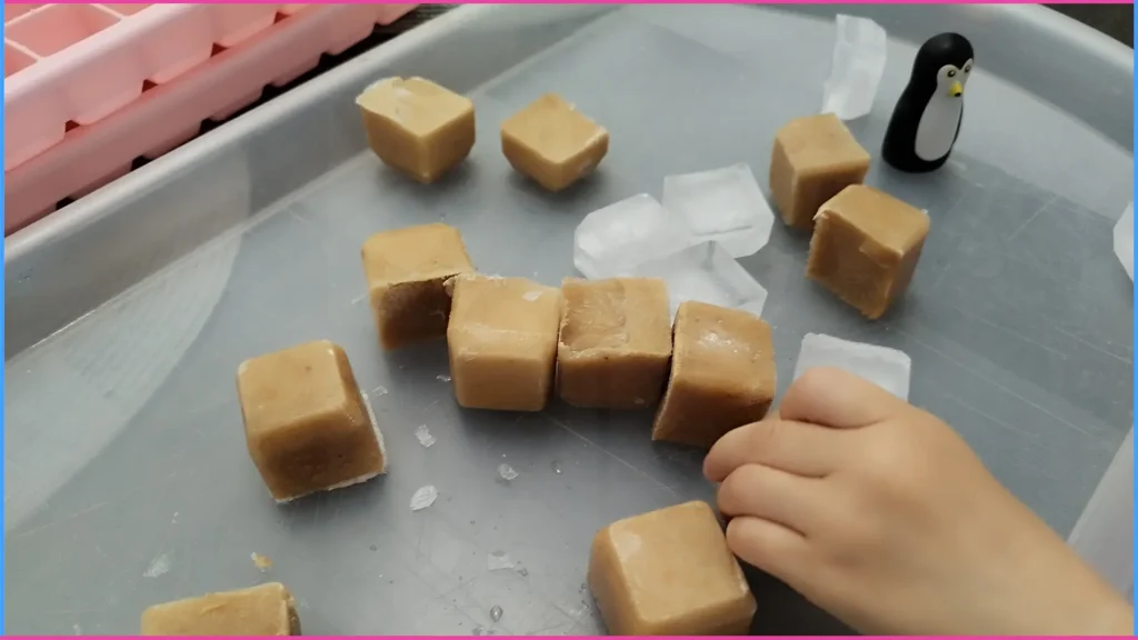 Jégkockás játék a tapintásos érzékelés fejlesztésére 