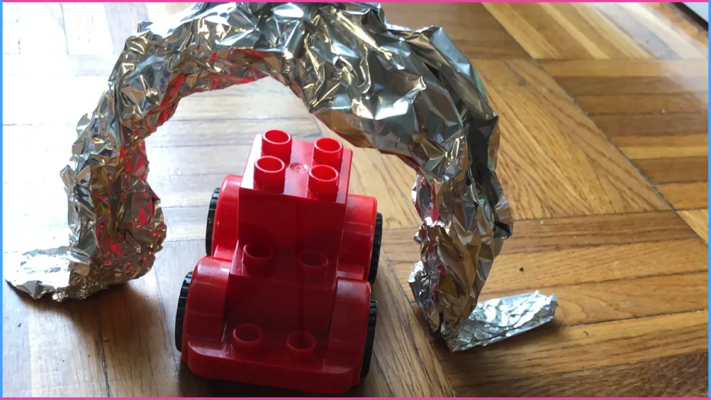 Kézügyesség fejlesztése játékosan, alufóliával