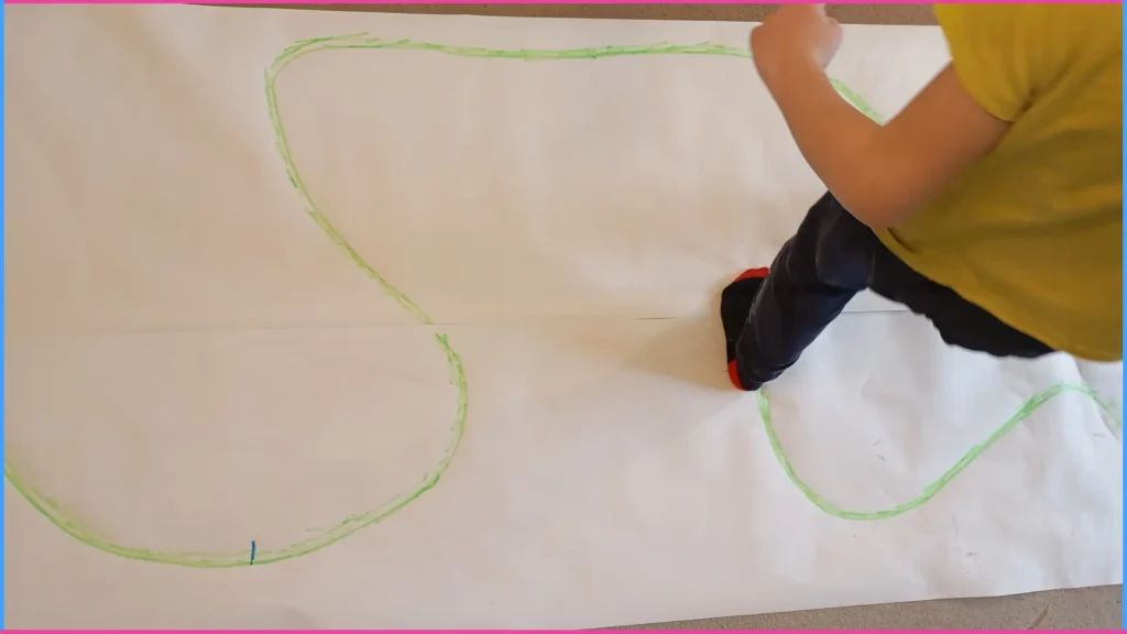 Kisfiú rajzolt útvonalon sétál