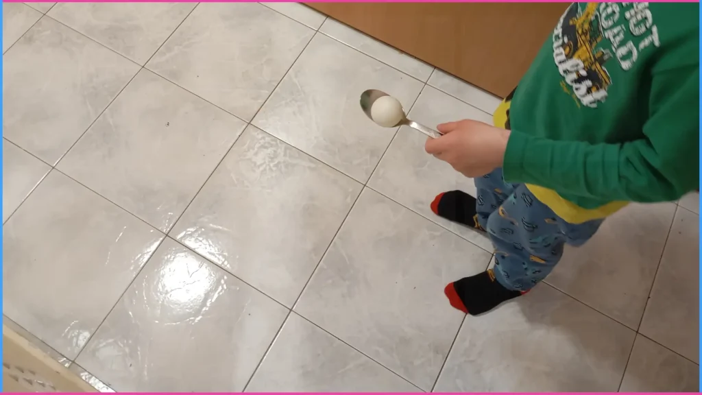 Labda a kanálon. Nagymozgást fejlesztő játék 