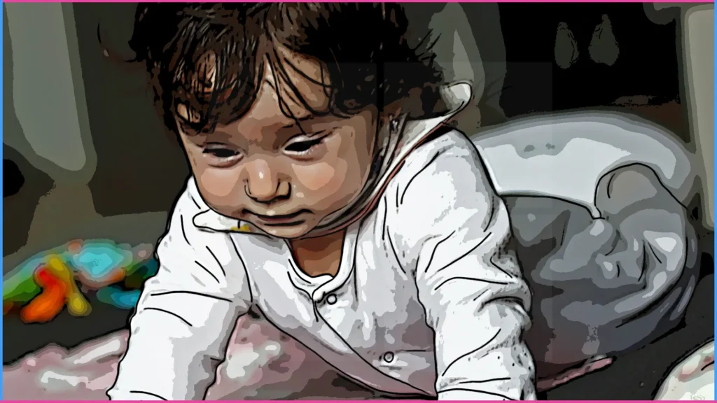 6 hónapos baba nyújtott karokkal megtámasztja magát